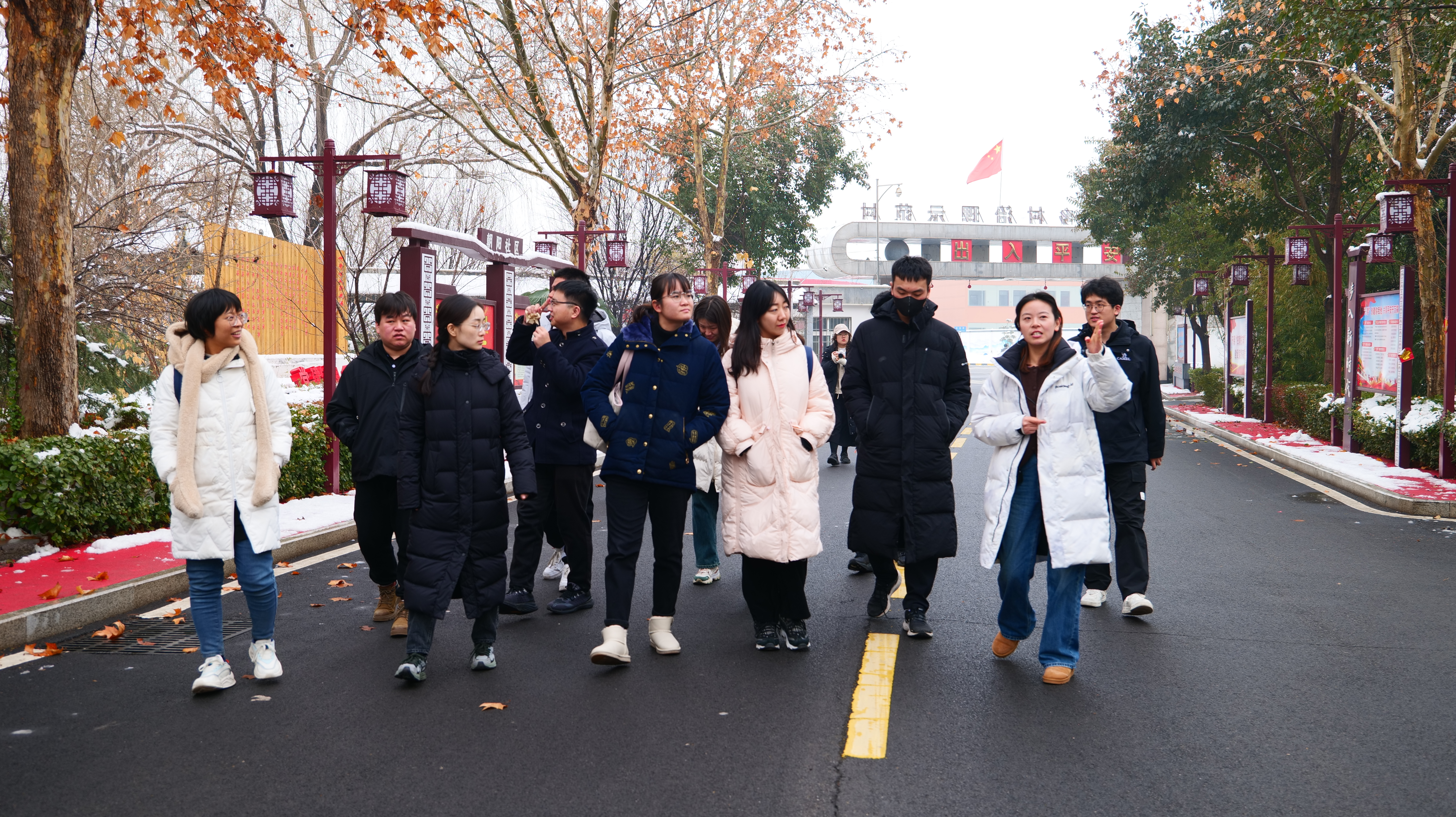 20240219-学思践悟挺膺行，青春建功新时代——2024年bat365在线平台研究生寒假社会实践纪实（一）-“豫见青年”实践支队-支队成员参观调研东大阳堤村.jpeg