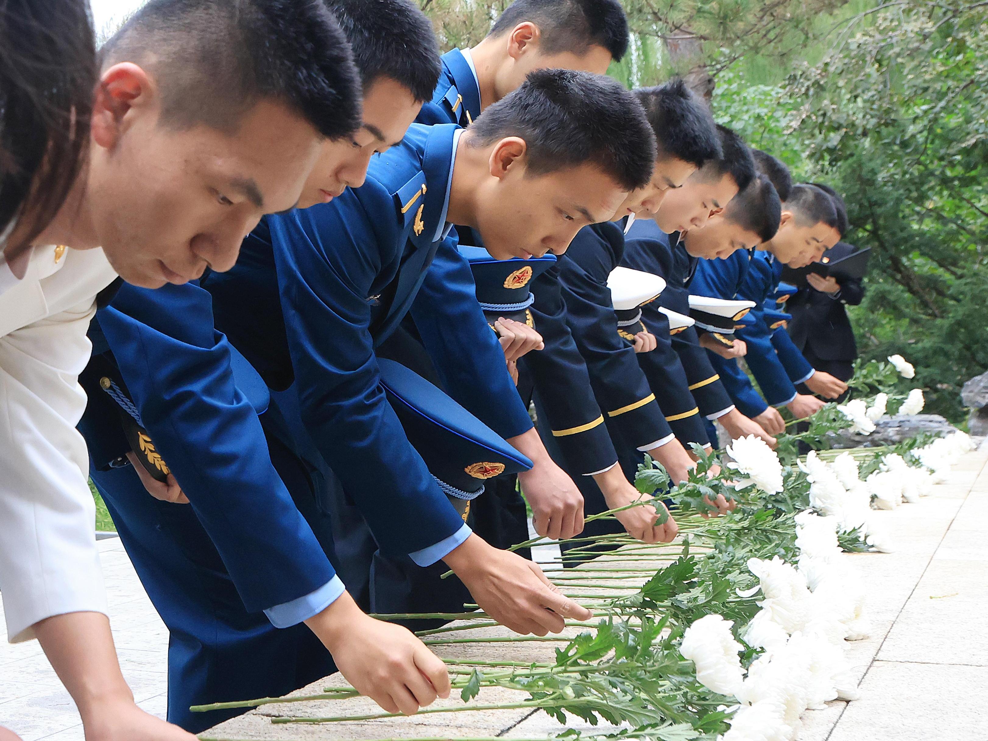 20240930-烈士纪念日bat365在线平台祭扫活动举行退伍军人代表献花环节-研工部-照片.jpg