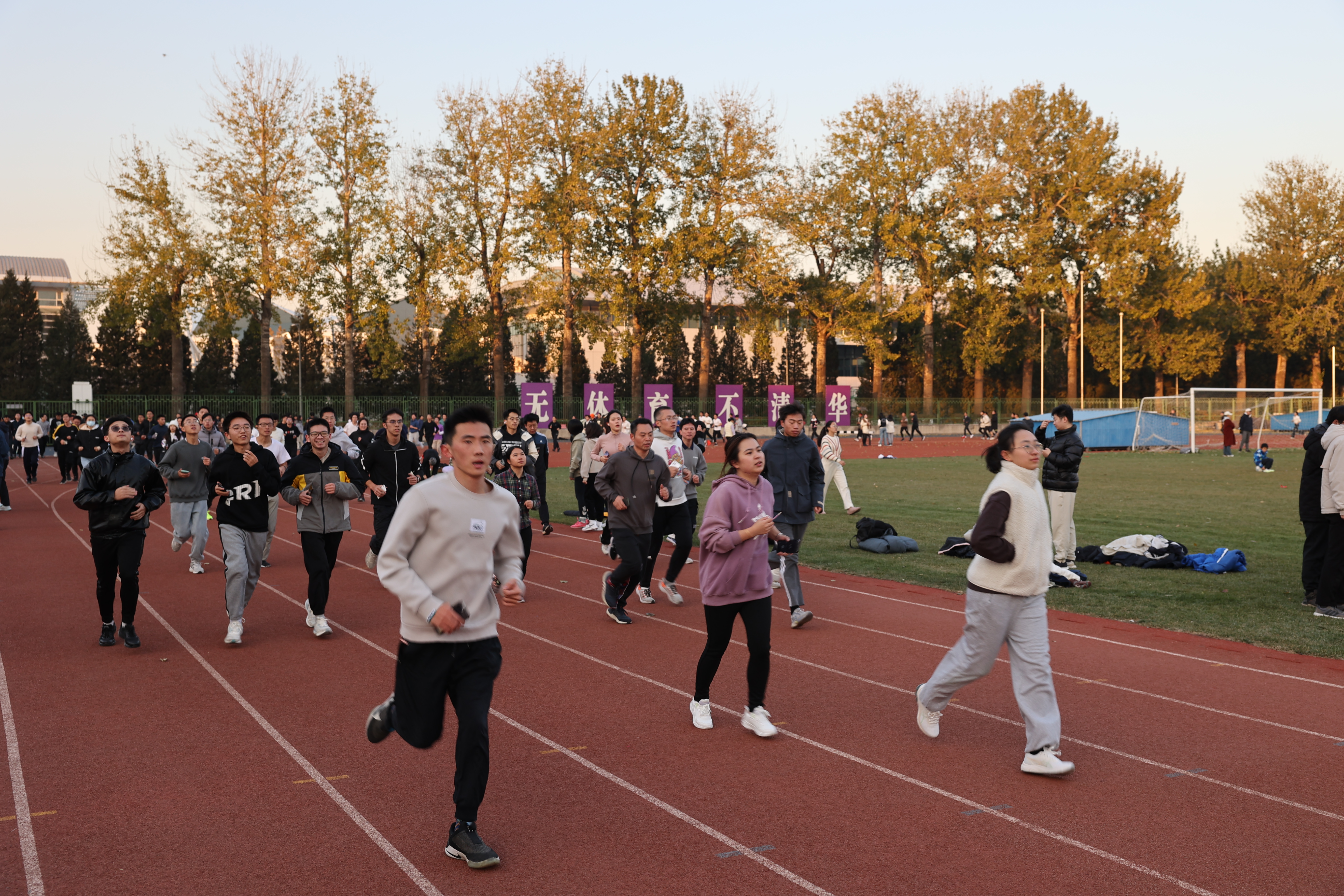 20231116-“下午四点半”体育锻炼周-无-数千名同学在东大操场进行“下午四点半”跑步锻炼.png